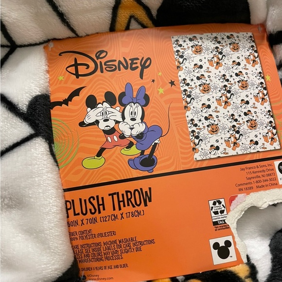 NWT Disney Minnie and Mickey Mouse Halloween Oversized Blanket - Picture 2 of 4